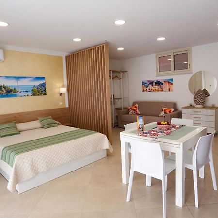 Theos Holidays Apartments Giardini Naxos Eksteriør bilde