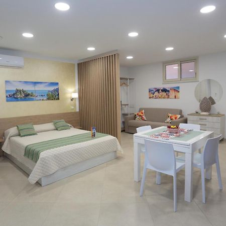 Theos Holidays Apartments Giardini Naxos Eksteriør bilde