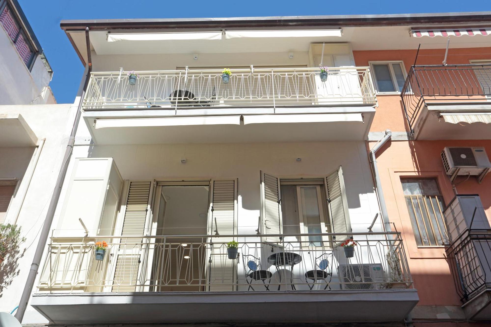 Theos Holidays Apartments Giardini Naxos Eksteriør bilde